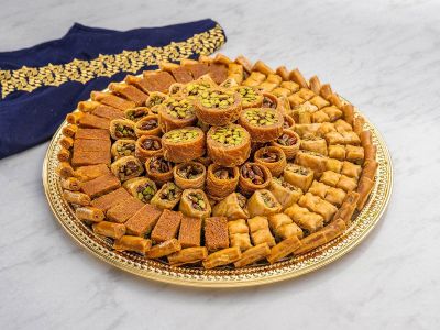 صحن حلويات عربية مشكل